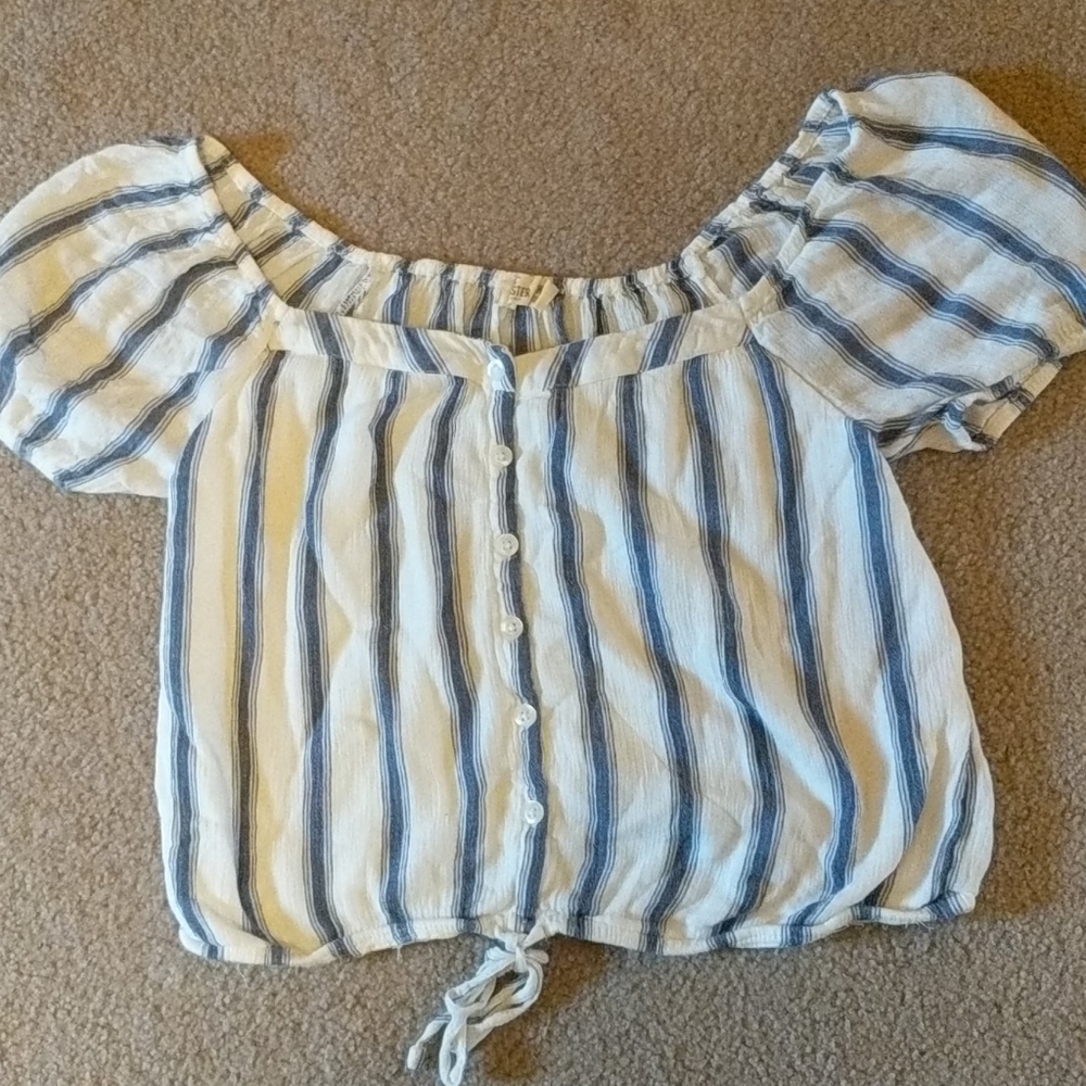 Cute and ready for summer Hollister blouse 💐